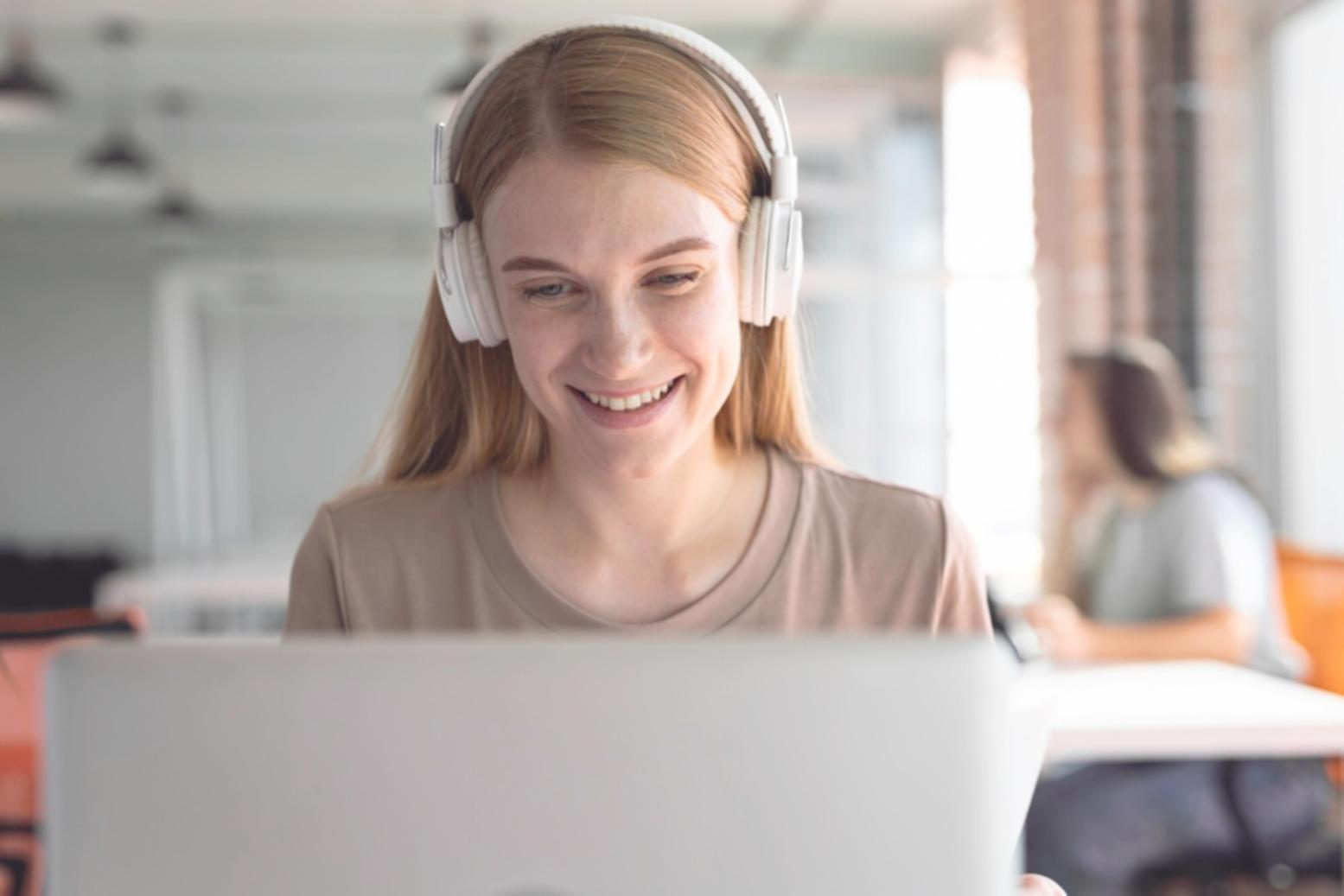 Espace de travail moderne avec ordinateur et documents financiers